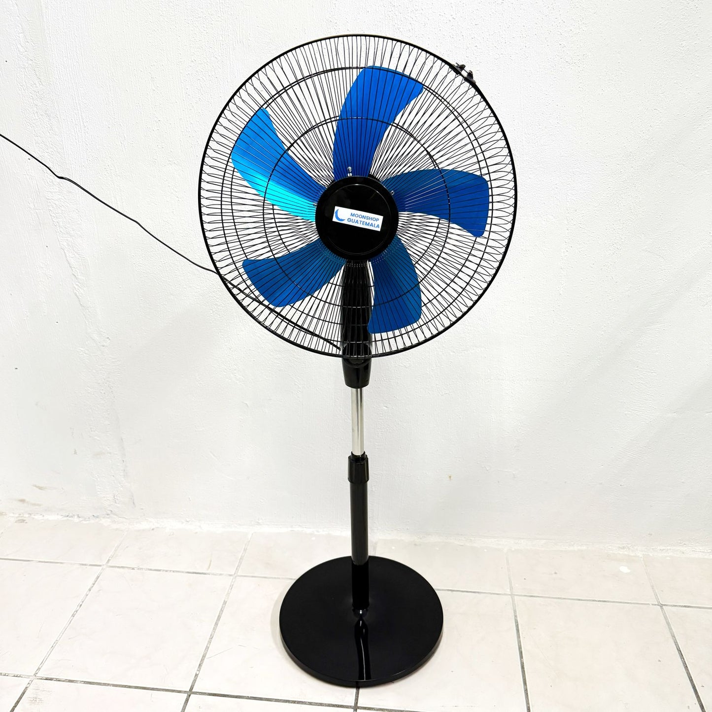 Diseño retro en color plata del ventilador de metal