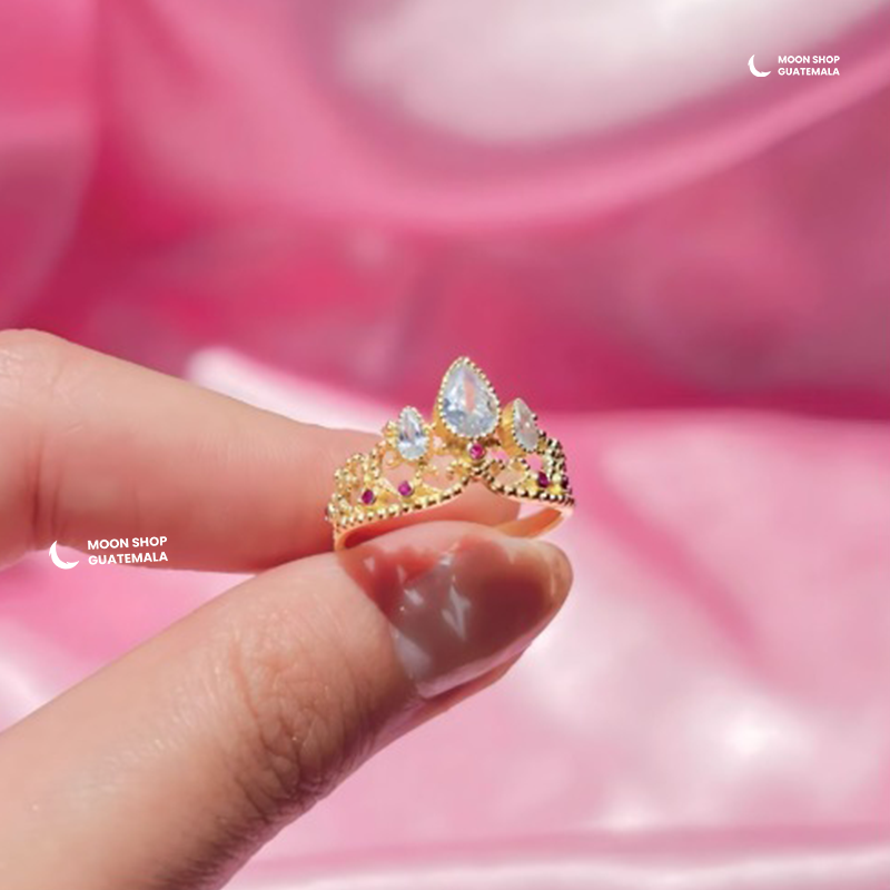 Así se ve puesto el anillo corona de Rapunzel ajustable