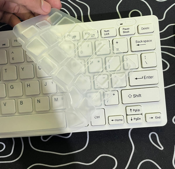 Detalle de las teclas del teclado blanco Bluetooth, distribución en inglés
