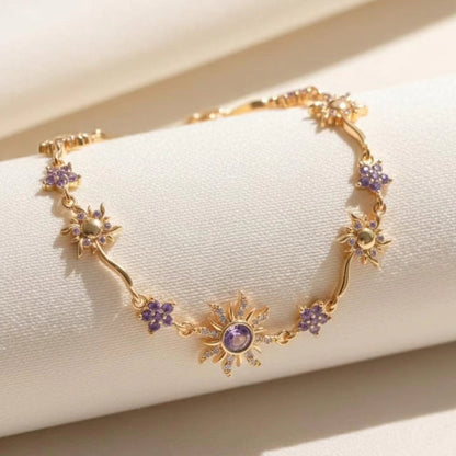 Pulsera de Rapunzel dorada sobre tela color crema