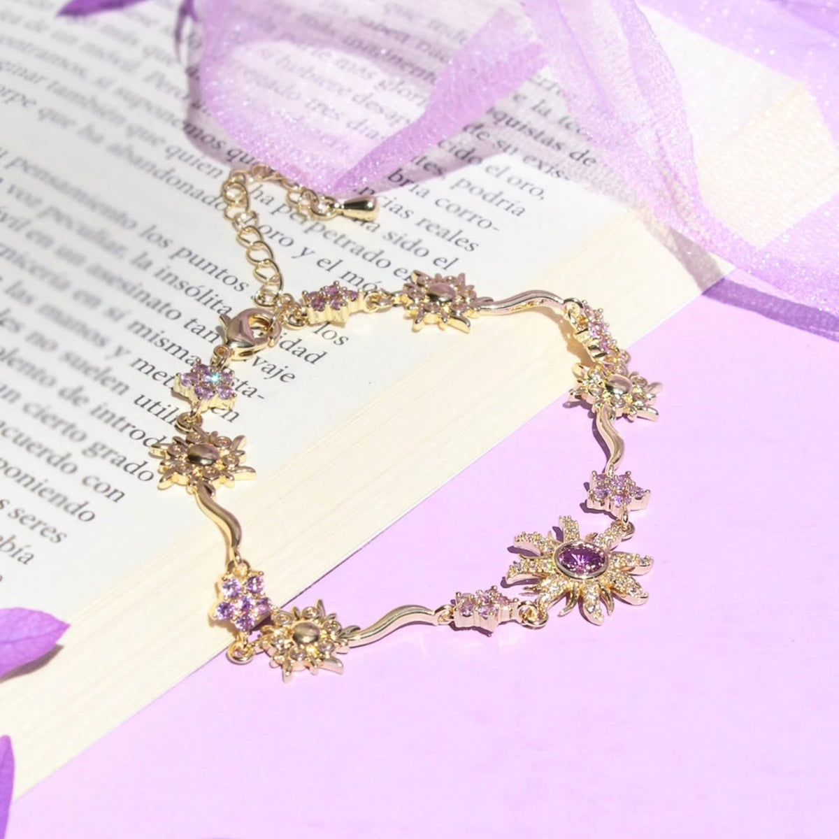 Pulsera de Rapunzel sobre libro con listón lila