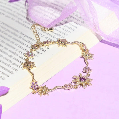 Pulsera de Rapunzel sobre libro con listón lila