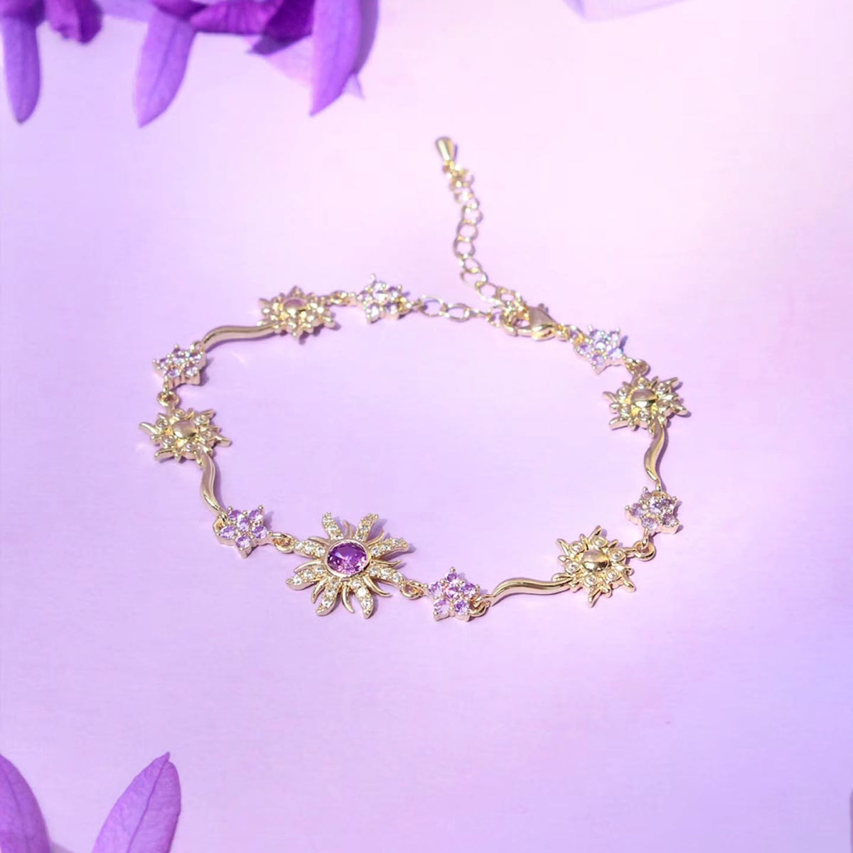 Pulsera de Rapunzel con dije de sol sobre fondo morado