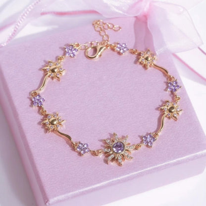 Pulsera de Rapunzel con flores y soles sobre caja rosada
