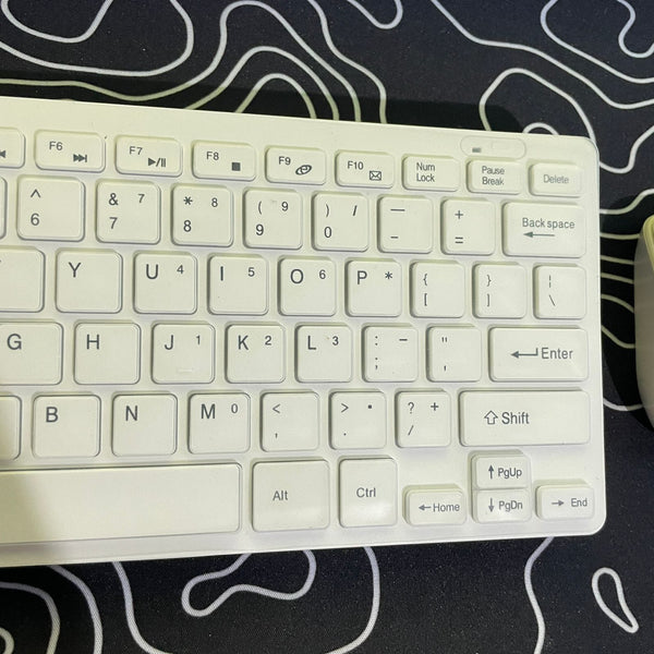 Mouse y teclado blanco Bluetooth para el escritorio de la casa o la oficina