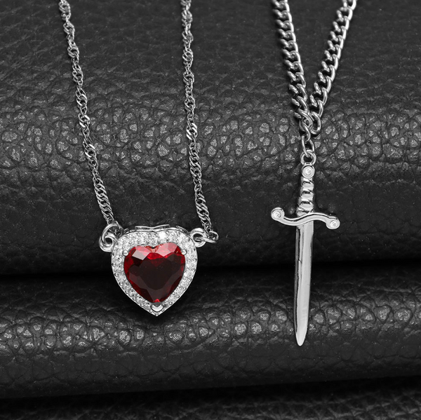 Collar de corazón rojo con marco dorado, símbolo de amor y fuerza