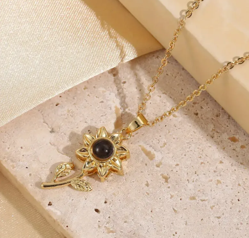 Caja con rosas rojas incluida para regalar el collar de girasol Te Amo