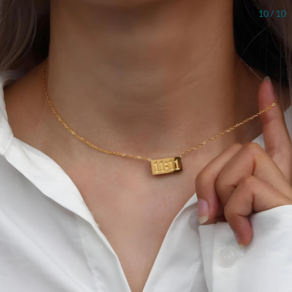 Collar dorado 11:11 para llevar cerca la energía del portal energético