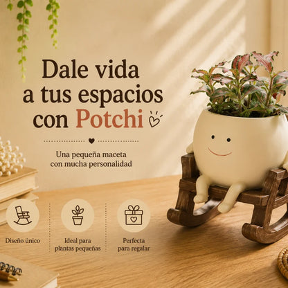 Maceta carita feliz sobre silla mecedora decorando un escritorio con libros y luz natural