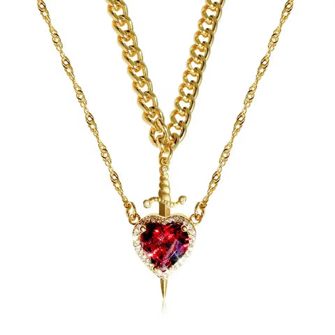Collar de espada dorada que simboliza protección