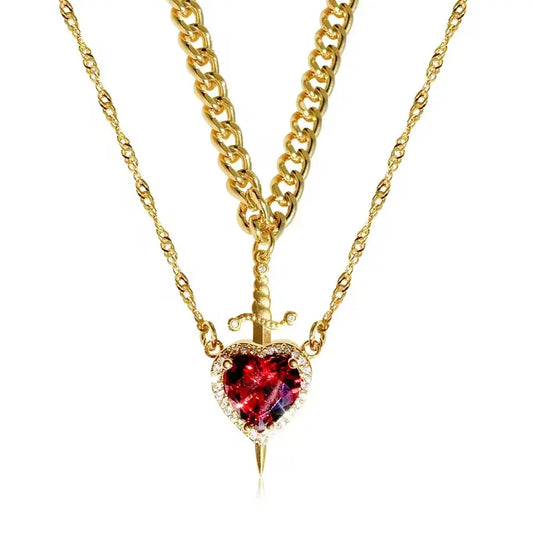 Collar de espada dorada que simboliza protección