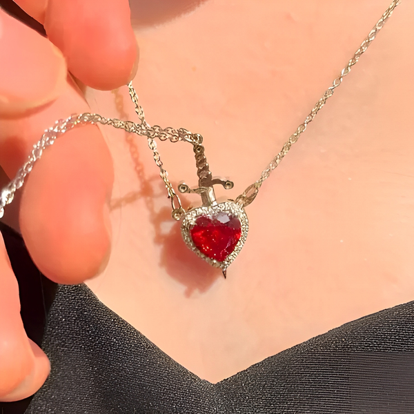 Collar de corazón rojo enmarcado en brillo dorado