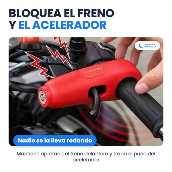 Candado con alarma rojo puesto en el manillar de una moto: traba la palanca del freno y el puño del acelerador