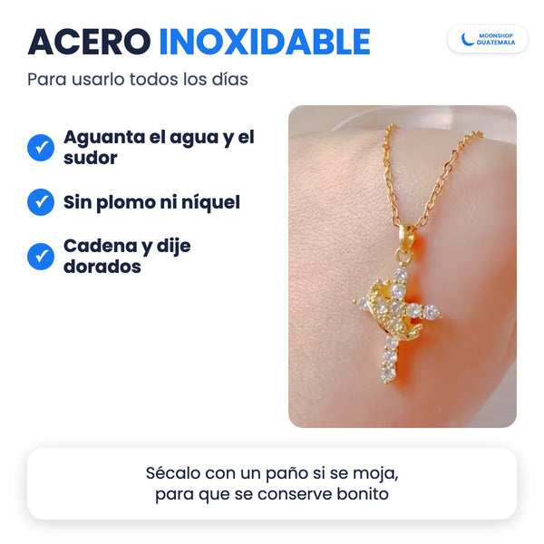 Collar de cruz y corona de acero inoxidable sobre la mano: aguanta el agua y el sudor, sin plomo ni níquel