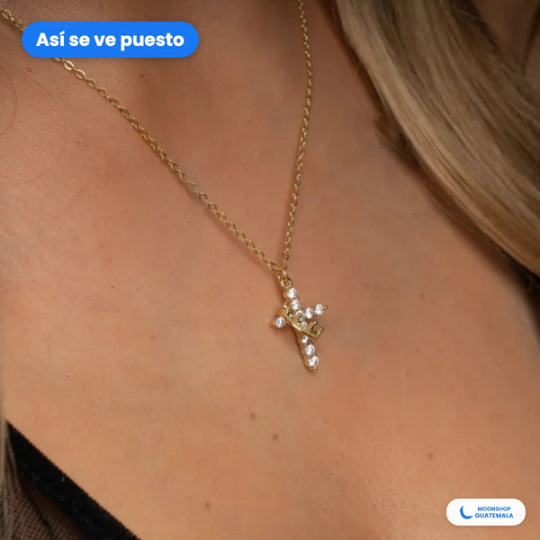 Collar de cruz y corona puesto en el cuello: cadena dorada fina y dije de cruz con piedritas