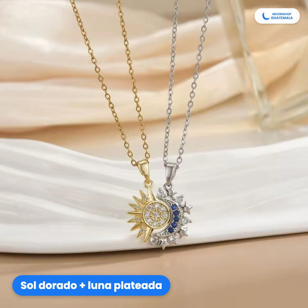 Collar ECLIPSE: el collar del sol dorado y el de la luna plateada juntos, colgando sobre una tela blanca