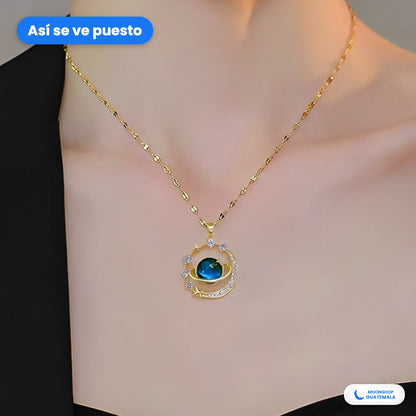 Collar Saturno puesto en el cuello: cadena dorada delgada y dije de planeta azul con media luna y estrellas