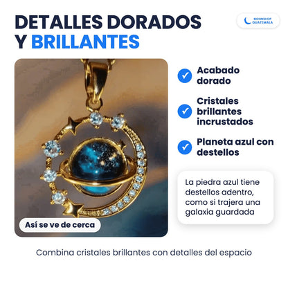Collar Saturno de cerca: acabado dorado, cristales brillantes incrustados y planeta azul con destellos adentro