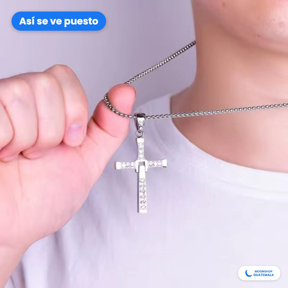 Collar Cruz de Toretto puesto en el cuello, con camiseta blanca: cruz plateada con piedritas y su cadena