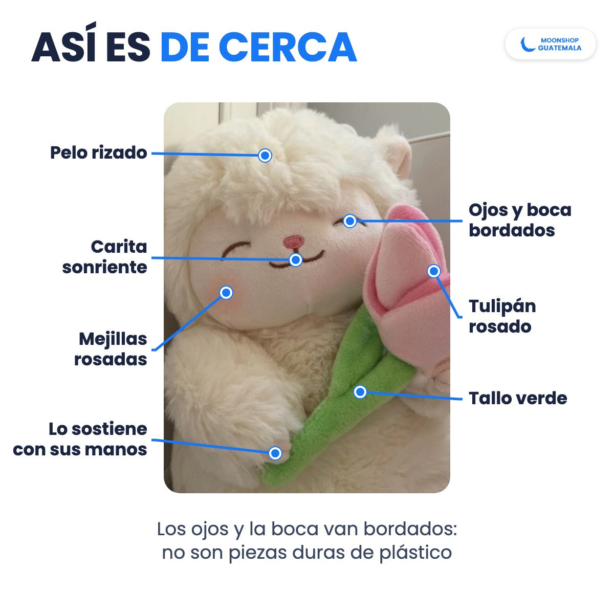 Corderito con Tulipán de cerca: pelo rizado, carita sonriente, mejillas rosadas, ojos y boca bordados, tulipán rosado con tallo verde