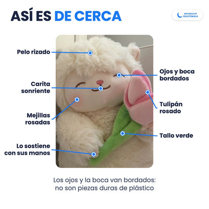 Corderito con Tulipán de cerca: pelo rizado, carita sonriente, mejillas rosadas, ojos y boca bordados, tulipán rosado con tallo verde