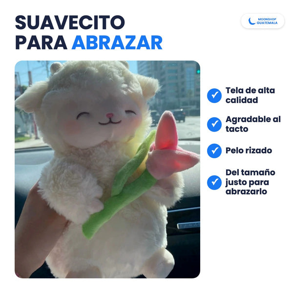Corderito con Tulipán en la mano: suave, de tela agradable al tacto y del tamaño justo para abrazarlo