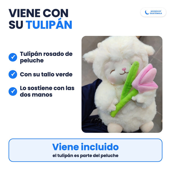 El Corderito con Tulipán viene con su tulipán rosado de peluche incluido y lo sostiene con las dos manos