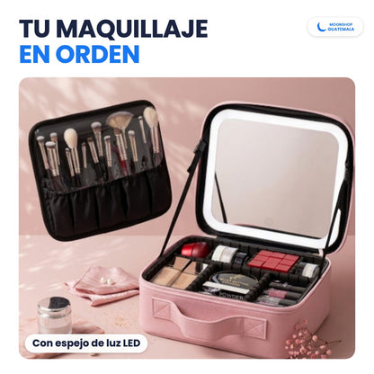 Cosmetiquera rosada abierta con el espejo de luz LED encendido, el porta brochas y el maquillaje acomodado