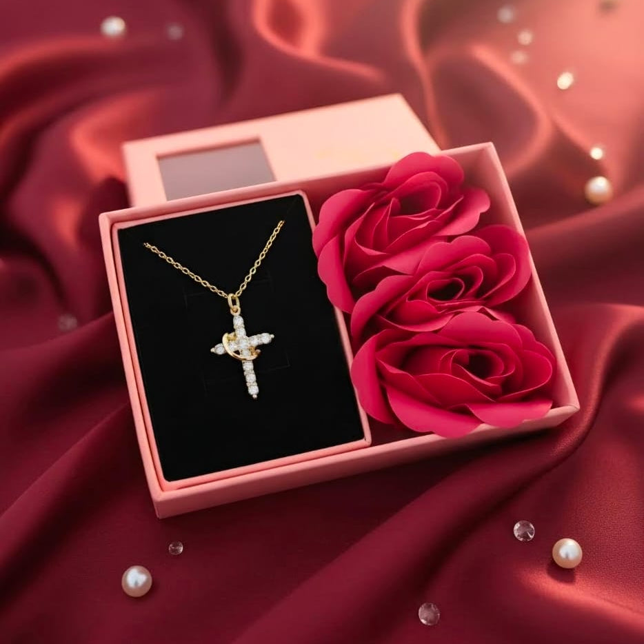Collar de cruz con corona símbolo de valores cristianos amor, esperanza y coraje