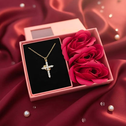 Collar de cruz con corona símbolo de valores cristianos amor, esperanza y coraje