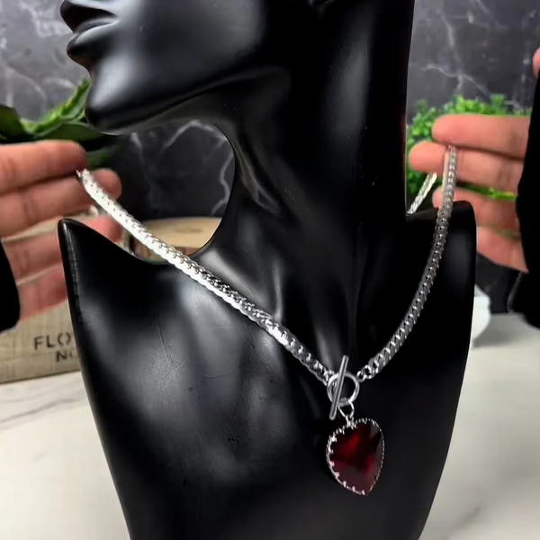Collar gargantilla rojo carmesí puesto, cómodo y seguro al cuello