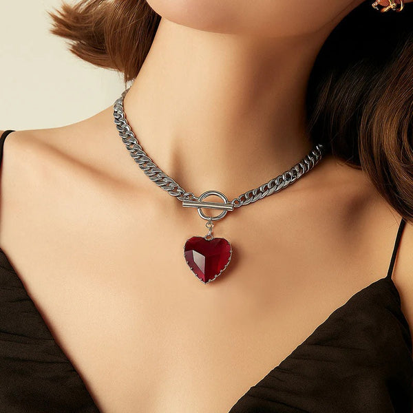 Detalle del corazón carmesí del collar de acero inoxidable para mujer