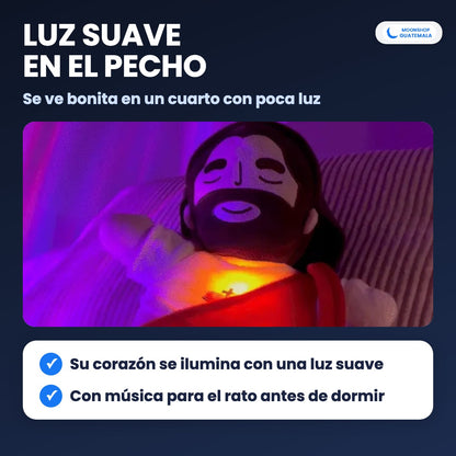 Peluche de Jesús que respira con el pecho iluminado en un cuarto con poca luz