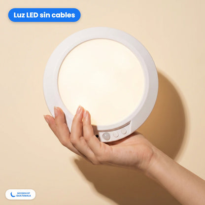 Lámpara de techo LED sin cables encendida en la mano