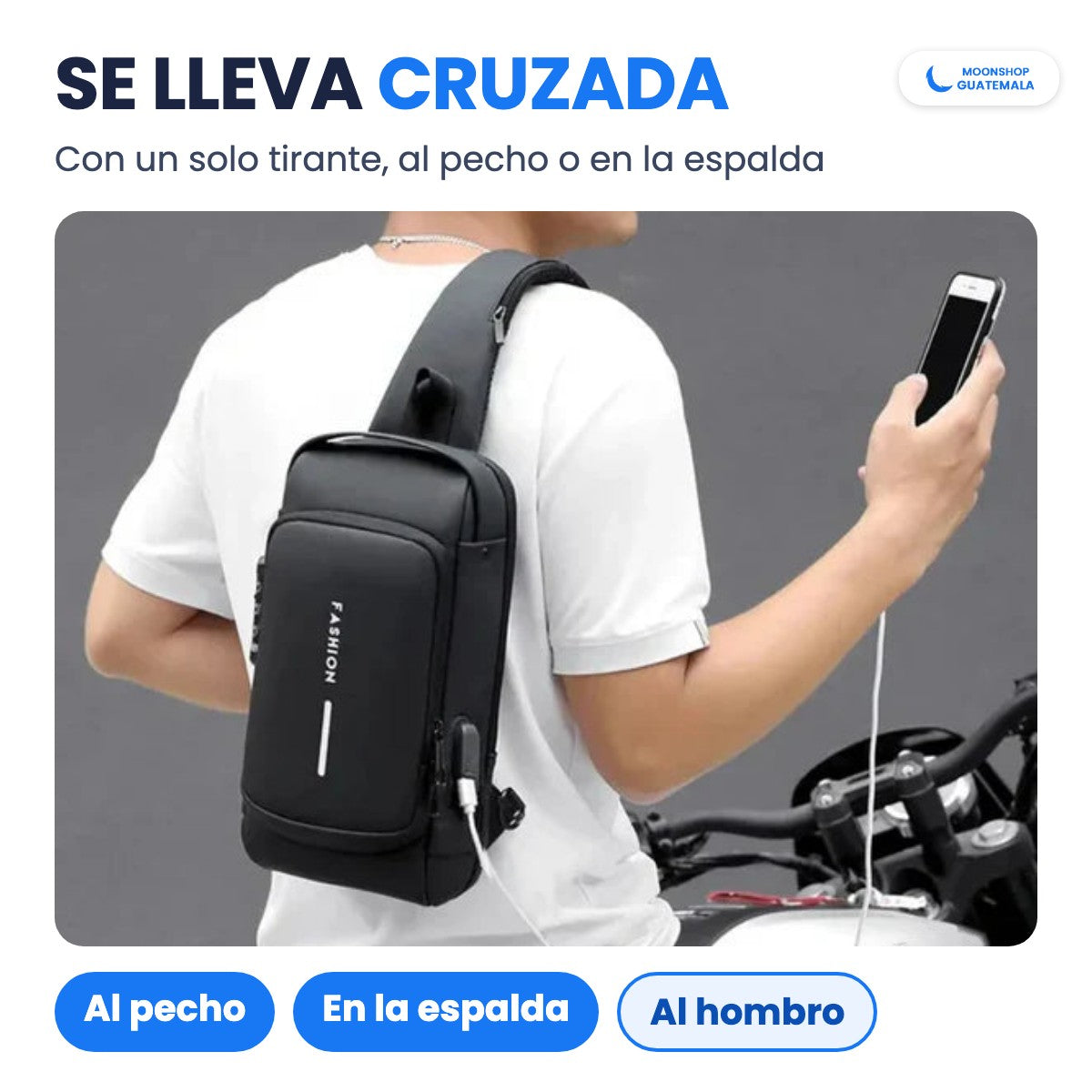 Mochila antirrobo negra puesta cruzada en la espalda, con el celular cargando por el puerto USB