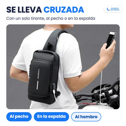 Mochila antirrobo negra puesta cruzada en la espalda, con el celular cargando por el puerto USB