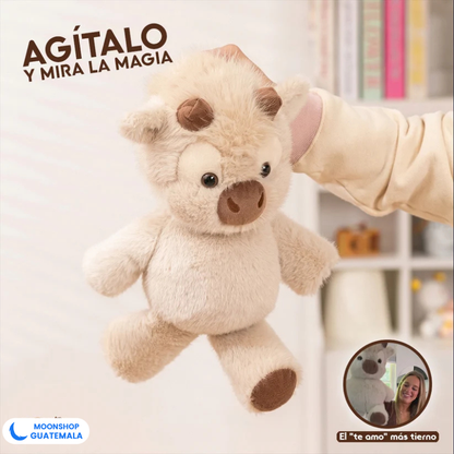 Mano agitando el peluche de vaquita que corre para que camine