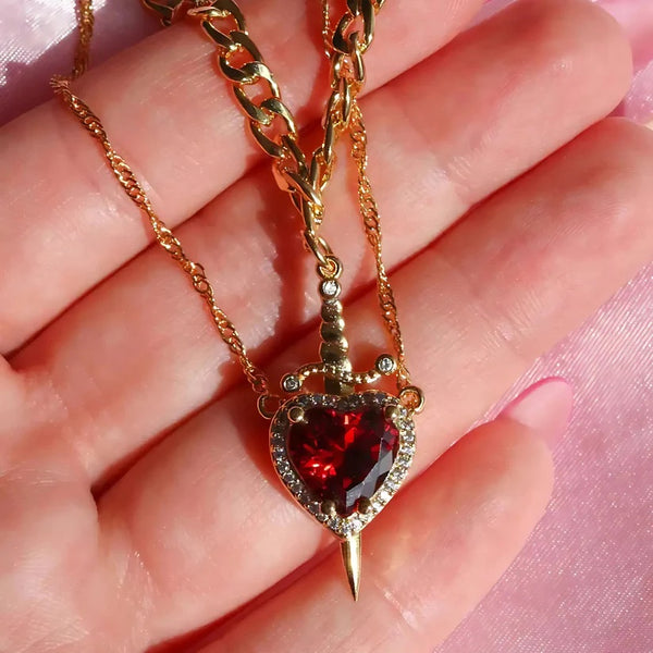 Collar dúo corazón y espada puesto, joya de amor y fuerza